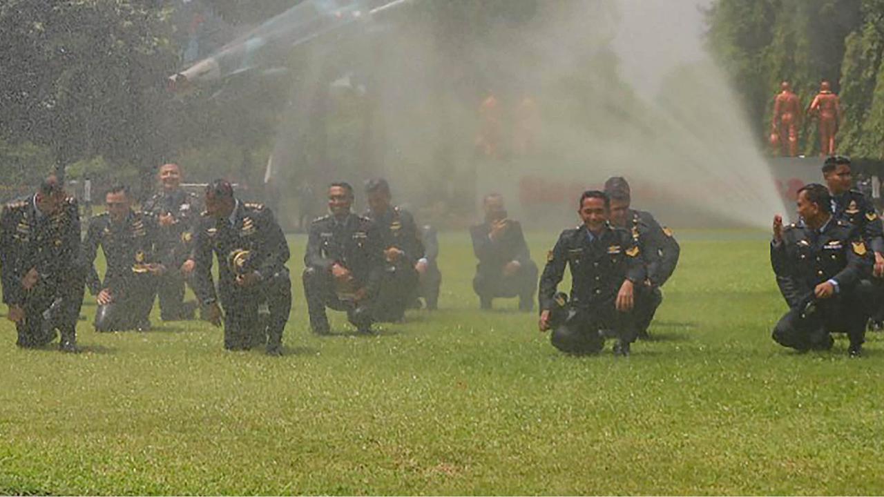 FOTO: Tradisi Mandi Kembang Warnai Kenaikan Pangkat di Koopsudnas