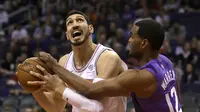 Center New York Knicks Enes Kanter (kiri) dijaga penggawa Phoenix Suns TJ Warren pada laga NBA di Talking Stick Resort Arena, Jumat (26/1/2018) atau Sabtu (27/1/2018) WIB. (AP Photo/Rick Scuteri)