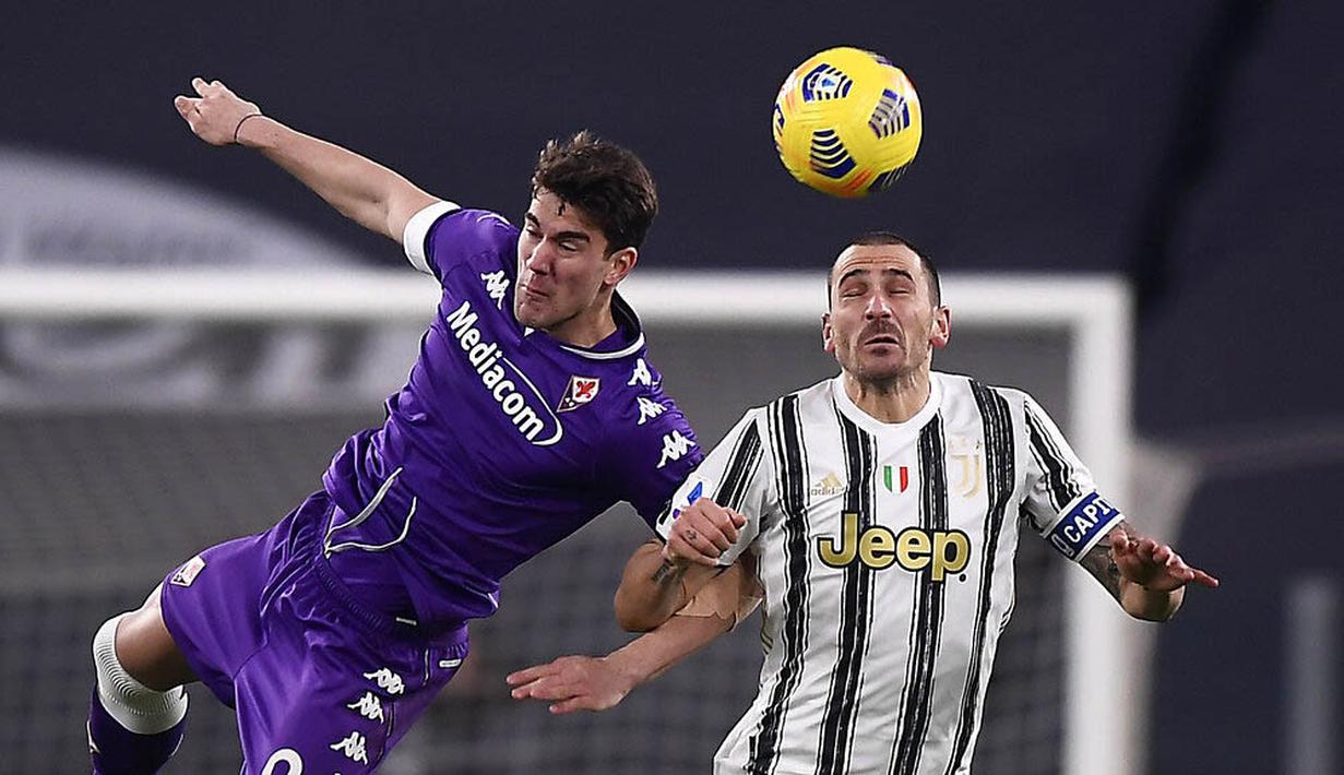 Kapten Juventus, Leonardo Bonucci, duel udara dengan pemain Fiorentina, Dusan Vlahovic, pada laga Liga Italia di Turin, Rabu (23/12/2020). Fiorentina menang dengan skor 0-3. (Fabio Ferrari/LaPresse via AP)