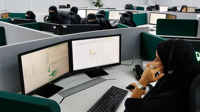 Petugas kepolisian Arab Saudi menerima telepon di Pusat Pemantauan 911, Makkah, Selasa (6/8/2019). Jika Anda menelepon nomor 911 di Arab Saudi, inilah bagian yang pertama kali menerima setiap panggilan darurat. (AP Photo/Amr Nabil)