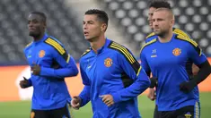 Penyerang Manchester United, Christiano Ronaldo (tengah) bersama rekan satu timnya melakukan pemanasan dalam sesi latihan di Bern (13/9/2021). Manchester United akan bertanding melawan Young Boys pada Grup F Liga Champions di Stadion Wankdorf. (AFP/Sebastien Bozon)