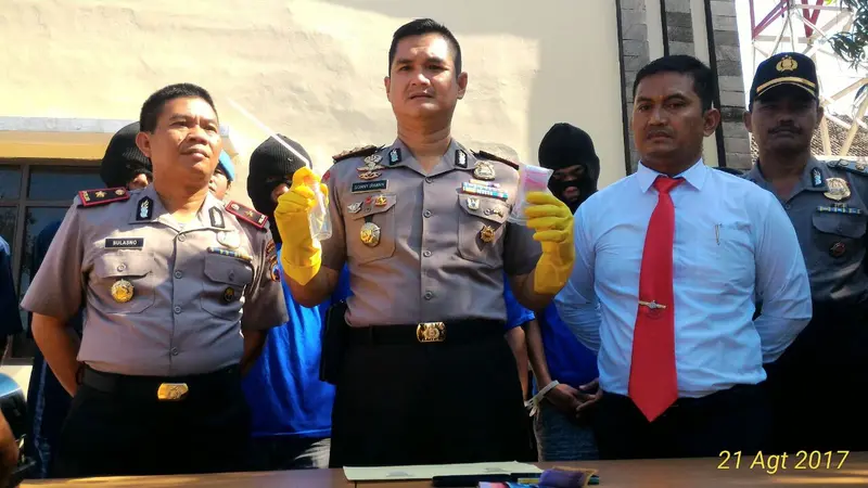 Akal Bulus Para Pengedar Sabu Hindari Kejaran Polisi