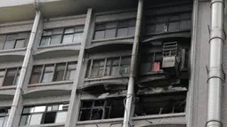 Kondisi jendela yang hangus setelah insiden kebakaran yang melanda sebuah rumah sakit di Taipei, Senin (13/8). Dari keterangan Departemen Kebakaran Taiwan para korban tewas kehilangan nyawa karena menghirup asap. (AFP PHOTO / Daniel SHIH)