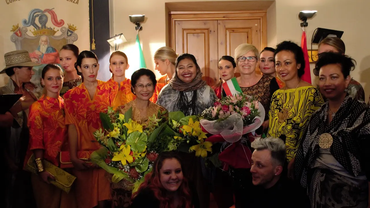 Peragaan busana batik di Roma, Italia. (Dokumentasi KBRI Roma)