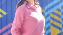 Kali ini Sarwendah mengenakan long sleeve wool top berwarna pink fuschia. Dipadukan dengan jeans, rambut Sarendah dikepang di bagian atas dengan poni keriting. (instagram/sarwendah29)