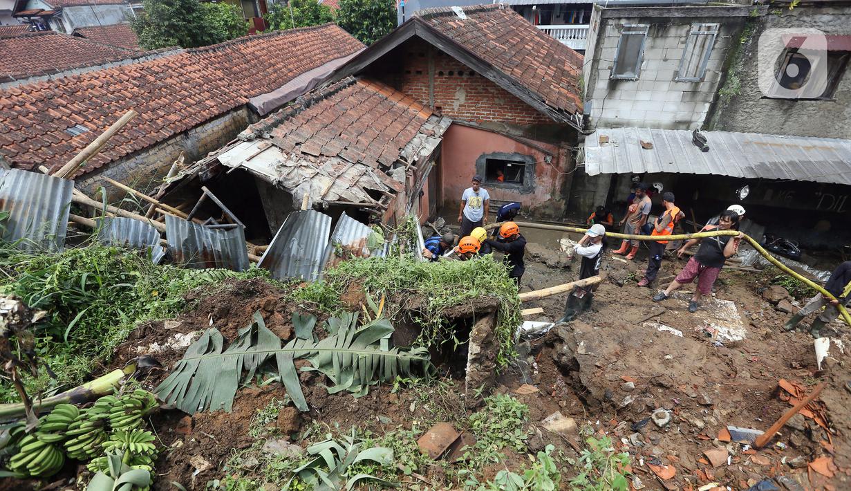 Petugas membersihkan material longsor pada areal pemancingan yang menyebabkan satu orang meninggal dunia di Gang Kepatihan, Kelurahan Kebon Kelapa, Kecamatan Bogor Tengah, Bogor, Jawa Barat, Rabu (12/10/2022). Longsor yang terjadi pada kemarin sore menyebabkan sembilan pemancing tertimbun tanah namun selamat dan seorang anggota kepolisian meninggal. (merdeka.com/Arie Basuki)