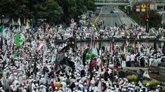  Ribuan massa memenuhi patung kuda saat aksi bela islam 313 di Jalan Merdeka Barat, Jakarta, Jumat (31/3). Mereka menuntut kepada Presiden Jokowi agar melaksanakan undang-undang dengan mencopot gubernur terdakwa, Ahok. (Liputan6.com/Faizal Fanani)