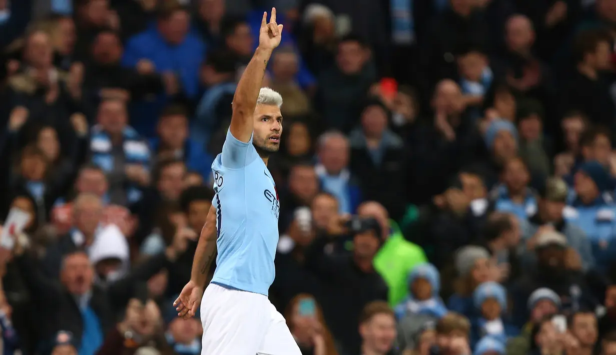 Striker Manchester City, Sergio Aguero berselebrasi usai mencetak gol ke gawang Manchester United pada lanjutan Liga Inggrid di stadion Etihad, Manchester (11/11). Aguero tampil beda dengan gaya rambut di cat pirang. (AP Photo/Dave Thompson)