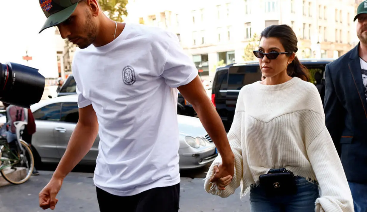 Namun berpisahnya mereka membuat Younes tidak nyaman dan ingin kembali bersama. (E! Online)