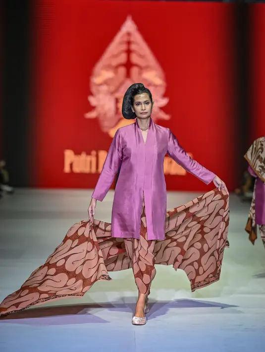 Menjadi koleksi utama, 15 gaya dibawakan oleh beberapa muse, seperti Maudy Koesnaedi dan Adinia Wirasti. [Foto: Document/JFW]