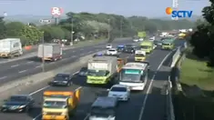 Banyaknya kendaraan besar yang melintasi Tol Cikampek, membuat laju kendaraan tersendat.