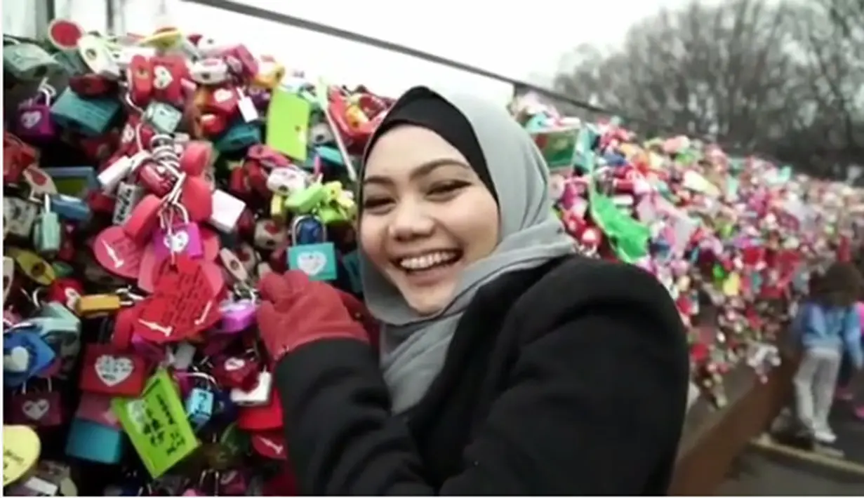 Dalam beberapa foto yang diunggah, keduanya tidak terlihat canggung. Kearaban malah terlihat pada keduanya. Selain saat foto berdua, saat bersama teman-temannya, Ridwan banyak disamping Rina. (Instagram/rinanose16)