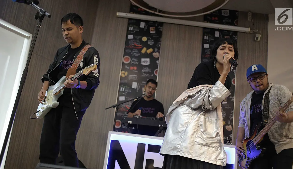Aksi band Nev+ saat peluncuran CD album resmi Asian Games 2018 yang berjudul 'Energy of Asia' di kawasan Jakarta, Kamis (19/7). (Liputan6.com/Faizal Fanani)