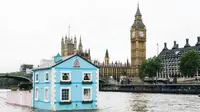 Melayari Sungai Thames, Rumah Biru Cantik Ini Hebohkan London