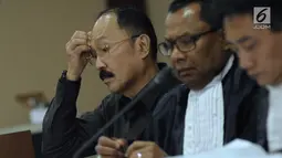 Terdakwa kasus dugaan merintangi penyidikan dugaan korupsi e-KTP, Fredrich Yunadi (kiri) saat mengikuti sidang lanjutan di Pengadilan Tipikor, Jakarta, Kamis (22/3). Sidang mendengarkan keterangan saksi. (Liputan6.com/Helmi Fithriansyah)