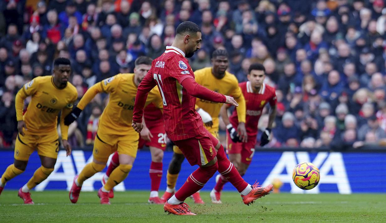 Pemain Liverpool, Mohamed Salah mencetak gol melalui tendangan penalti ke gawang Wolverhampton dalam laga lanjutan Liga Inggris 2024/2025 di Anfield, Liverpool, Inggris, Minggu (16/02/2025). (AP Photo/PA/Peter Byrne)