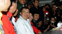Senyum Jusuf Kalla terus mengembang saat bersama Jokowi mendaftarkan diri sebagai kandidat orang nomor satu dan dua di Indonesia, Senin (19/5/14). (Liputan6.com/Herman Zakharia)