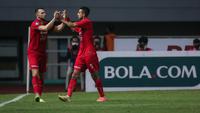 Penyerang Persija, Marko Simic (kiri) bersama Otavio Dutra merayakan gol pertama timnya ke gawang Persela Lamongan  dalam laga pekan ke-4 BRI Liga 1 2021/2022 di Stadion Pakansari, Bogor, Jumat (24/09/2021). (Bola.com/Bagaskara Lazuardi)