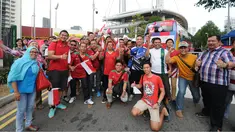 Ratusan suporter mendatangi Stadion Jalan Besar, Singapura untuk menyaksikan laga timnas Indonesia U-23 melawan Kamboja, Sabtu (6/6/2015). Tampak, para suporter berfoto bersama di depan Stadion Jalan Besar, Singapura. (Liputan6.com/Helmi Fithriansyah) 