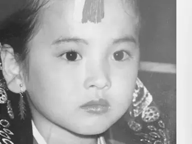 Song Hye Kyo kecil memiliki paras yang imut. Bahkan Hye Kyo sudah percaya diri tampil dengan riasan budaya Korea Selatan sedari kecil. Foto ini pun sukses curi perhatian para warganet. (Liputan6.com/IG/kyokyo1112)