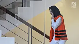 Tersangka Bupati Kutai Kartanegara nonaktif Rita Widyasari saat menuju ke ruang pemeriksaan di Gedung KPK, Jakarta, Kamis (1/2). Rita nampak mengenakan kerudung hitam. (Liputan6.com/Herman Zakharia)