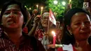 Masyarakat yang tergabung dalam Silent Majority Forum melakukan aksi damai dengan menyalakan lilin di Silang Monas, Jakarta, Kamis (1/6). Mereka menentang segala bentuk perbedaan keadilan oleh kelompok tertentu. (Liputan6/JohanTallo)