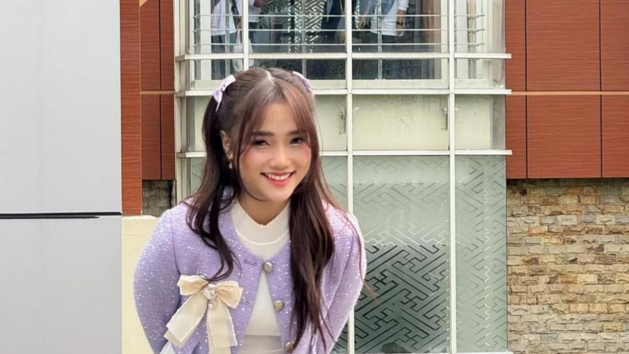 Outfit Ungu Fuji Jadi Perbincangan, Netizen Sebut: Tolong Ini Menggemaskan Sekali