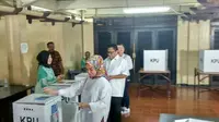 Ketua DPD RI Oesman Sapta Odang memberikan hak suaranya di TPS 006 Kuningan Timur, Jakarta Selatan (Foto:Liputan6.com/Maulandy R)
