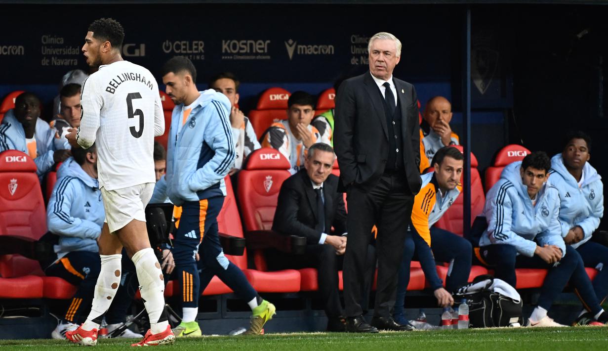 Real Madrid unggul lebih dulu lewat gol Kylian Mbappe. Namun, El Real harus kehilangan Jude Bellingham di akhir babak pertama usai diganjar kartu merah oleh wasit Munuera Montero. (AFP/Ander Gillenea)