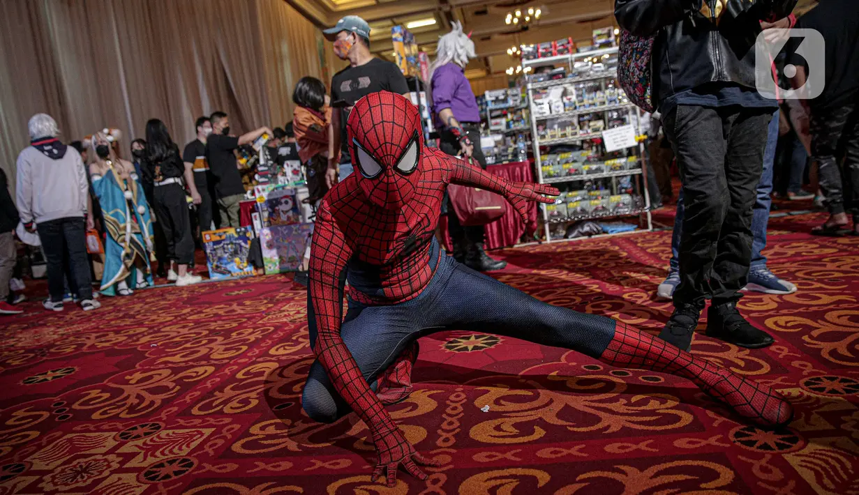 Cosplayer berpose saat gelaran The Jakarta 17th Toys & Comics Fair 2022 di Balai Sudirman, Jakarta, Sabtu (5/3/2022). Meski masih pandemi, gelaran yang dianggap pionir event mainan dan komik di Indonesia ini hadir kembali dengan konten terkini dan exclusive. (Liputan6.com/Faizal Fanani)