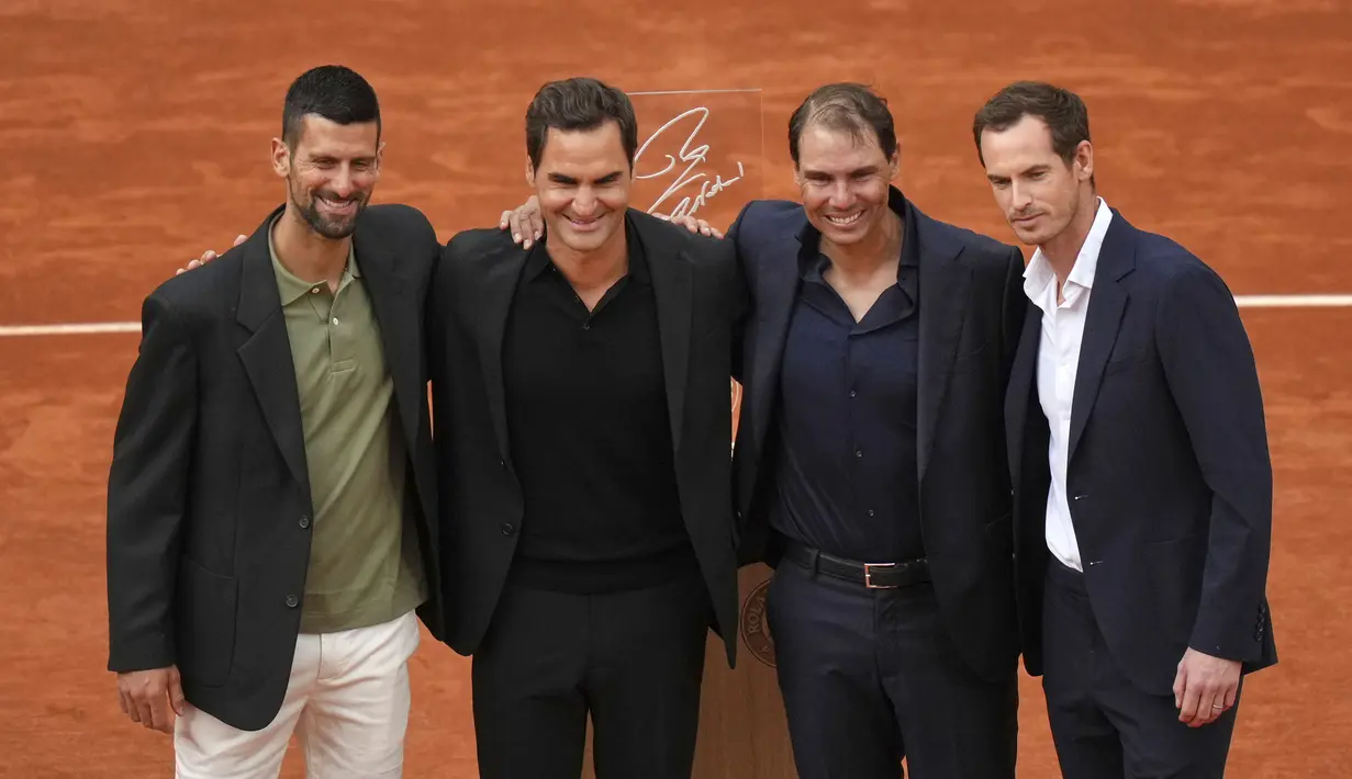 Novak Djokovic (kiri), Roger Federer (kedua kiri), dan Andy Murray (kanan) menghadiri acara seremoni perpisahan Rafael Nadal (kedua kanan) selama Prancis Open 2025 di lapangan Philippe-Chatrier, Roland Garros Stadium, Paris, Prancis, Minggu (25/05/2025) waktu setempat. (AP Photo/Thibault Camus)