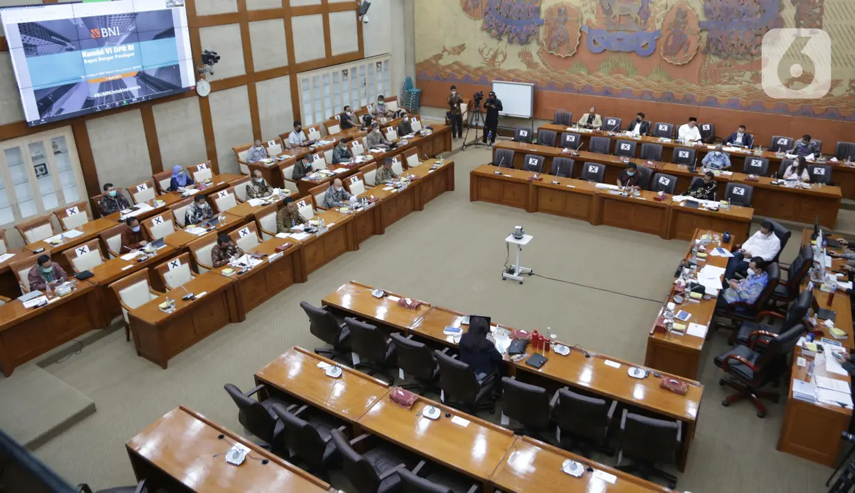 Suasana rapat kerja antara Menteri Koperasi dan UKM Teten Masduki dengan Komisi VI DPR di Senayan, Jakarta, Kamis (1/4/2021). Rapat terkait evaluasi pelaksanaan Bantuan Produktif Usaha Mikro (BPUM) sebagai tindak lanjut kunjungan spesifik Komisi VI DPR di Jawa Tengah (Liputan6.com/Angga Yuniar)