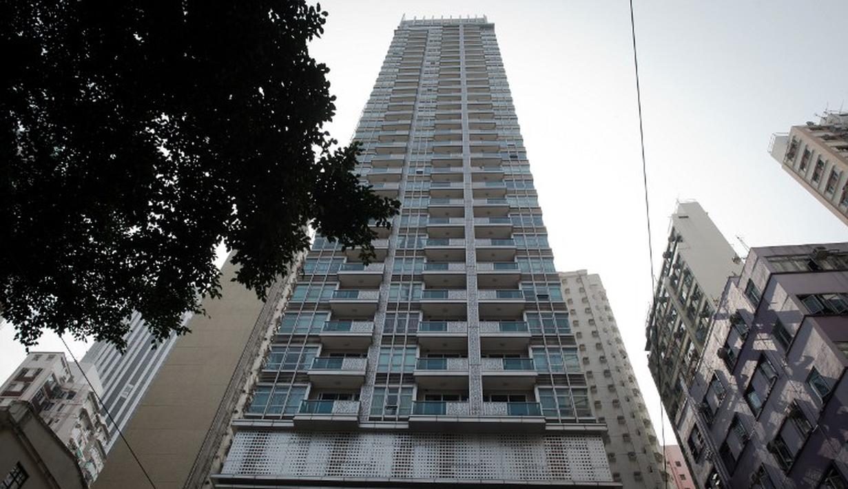 Polisi menemukan dua jenazah perempuan di lantai 31 sebuah apartemen di distrik Wan Chai, Hong Kong, Sabtu (1/11/2014). (AFP PHOTO/Nicolas ASFOURI)