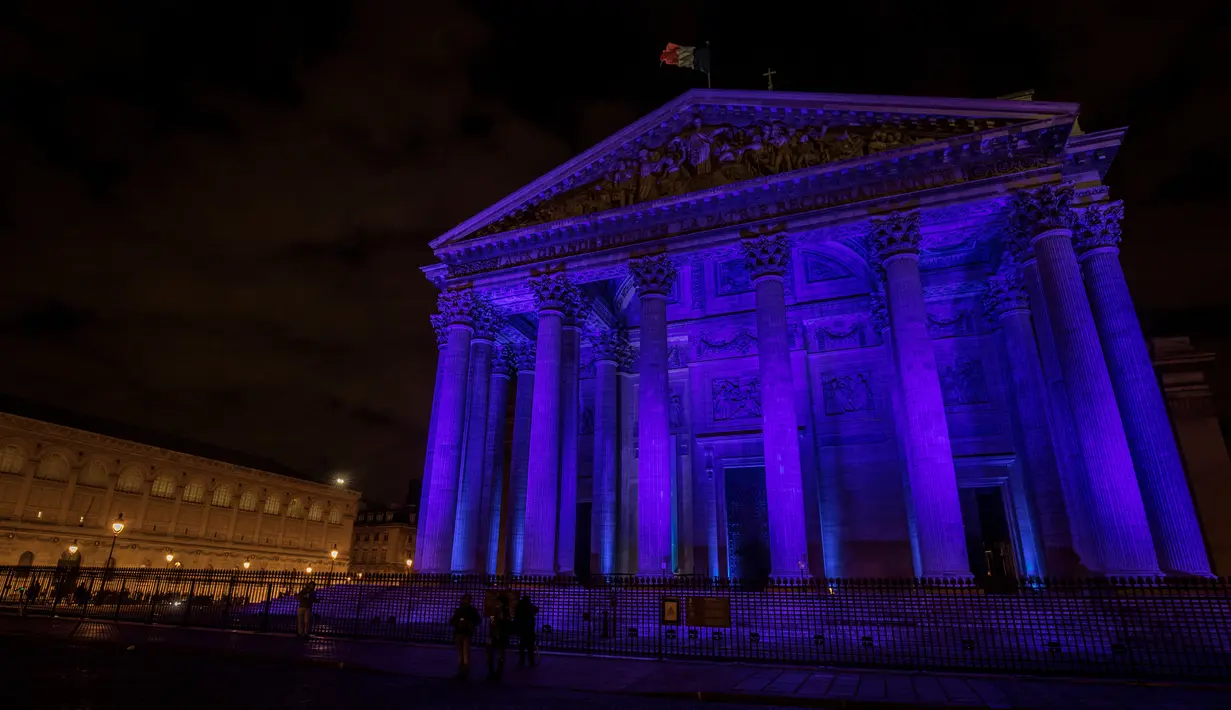 Cahaya biru menerangi Monumen Pantheon untuk peringatan Hari Anak Sedunia pada 20 November di Paris, Selasa (19/11/2019). Hari Anak Sedunia mempromosikan tentang kebersamaan internasional, kesadaran di antara anak-anak di seluruh dunia, dan meningkatkan kesejahteraan anak-anak. (THOMAS SAMSON/AFP)