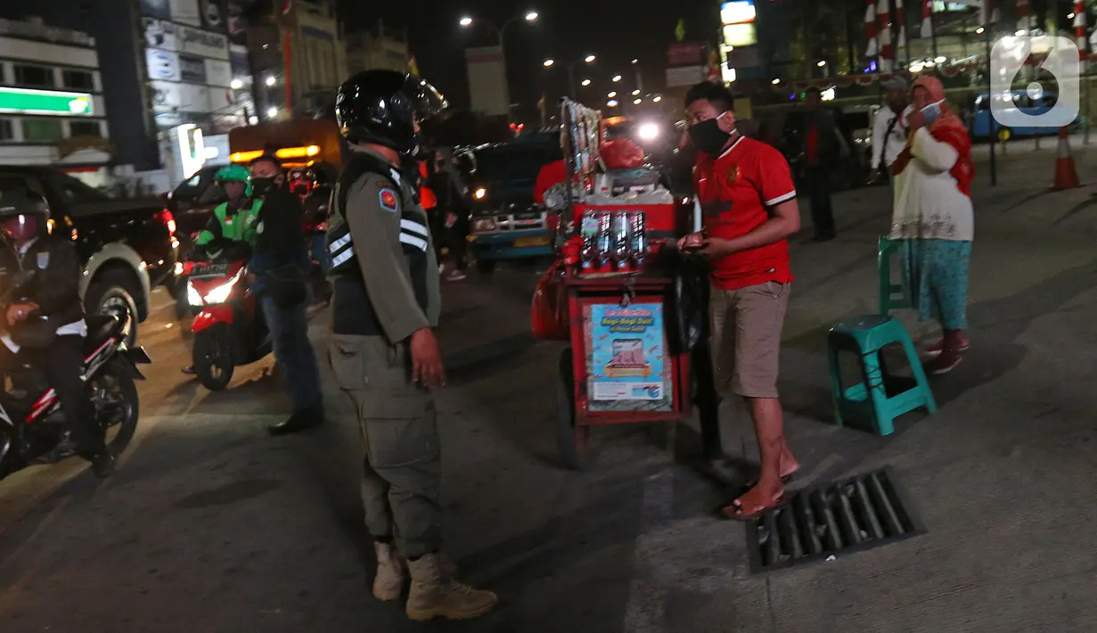 Petugas mensosialisasi aturan jam malam di sepanjang Jalan Margonda, Depok, Senin (31/8/2020). Sosialisasi aturan jam malam dilakukan selama 3 hari di kawasan Depok yang diberlakukan mulai malam hari ini guna meminimalisir penyebaran covid-19. (Liputan6.com/Herman Zakharia)