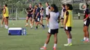 Pemain Tim Nasional (Timnas) Putri Indonesia saat latihan di Lapangan Latih Jakarta International Stadium (JIS), Jumat (20/6/2025). (Liputan6.com/Helmi Fithriansyah)