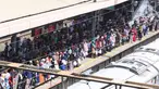 Sejumlah calon penumpang menunggu kedatangan KRL Commuter Line di Stasiun Tanah Abang, Jakarta, Sabtu (7/3/2020). Masuknya virus Corona atau Covid-19 di Indonesia belum mempengaruhi minat masyarakat untuk tetap bepergian menggunakan transportasi umum. (Liputan6.com/Angga Yuniar)