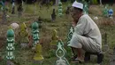 Seorang muslim Thailand melakukan ziarah kubur pada perayaan Idul Adha di provinsi Narathiwat, Minggu (11/8/2019). Pada setiap Idul Adha atau menyambut hari besar Islam sebagian warga banyak mendatangi kuburan untuk mendoakan keluarganya. (Madaree TOHLALA/AFP)