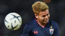 Theerathon Bunmathan - Bek tangguh Thailand ini juga harus rela menjadi penonton pada leg pertama final Piala AFF 2020 melawan Timnas Indonesia. (AFP/Chalinee Thirasupa)