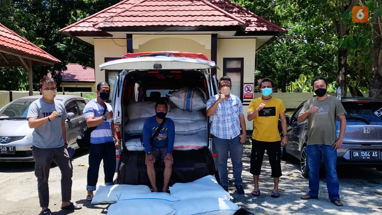 Tim Resmob Polres Bone Bolango saat mengamankan pelaku penyeludup miras ke Gorontalo (Arfandi Ibrahim/Liputan6.com)