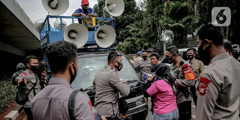 Polisi Berhentikan Mobil Komando di Sekitar DPR