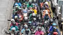 Sejumlah pengedara motor terjebak kemacetan di jalur Transjakarta, Mampang Prapatan, Jakarta, Selasa (11/10). Sejumlah pengendara pribadi nekat masuk jalur busway untuk menghidari kemacetan di Jalan Mampang Prapatan. (Liputan6.com/Yoppy Renato)