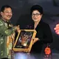 Mantan Menkes Nila F. Moeloek secara simbolis memberikan memori jabatan kepada Menkes Terawan Agus Putranto saat acara pisah sambut di Kemenkes , Jakarta, Kamis (24/10/2019). Terawan  resmi menjadi Menteri Kesehatan dalam Kabinet Indonesia Maju periode 2019-2024. (merdeka.com/Iqbal S. Nugroho)