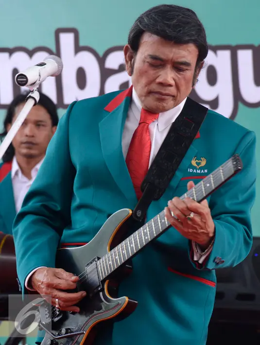 Ketum Partai Idaman Rhoma Irama menyanyikan lagu ciptaannya sambil bermain gitar saat deklarasi nasional partai Idaman di Tugu Proklamasi Jakarta, Rabu (14/10). Deklarasi tersebut dihadiri sejumlah tokoh partai politik. (Liputan6.com/Yoppy Renato)