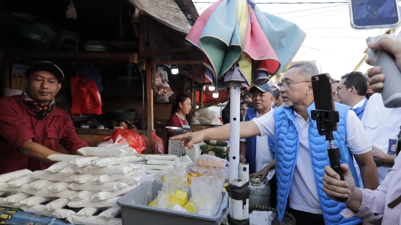 Menteri Perdagangan Zulkifli Hasan saat meninjau ke Pasar Pasir Gintung, Bandar Lampung, Provinsi Lampung pada hari ini, Sabtu (7/1)/2023).