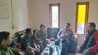 Kapolsek Puspahiang Iptu Dedi Haryana tengah meminta keterangan sejumlah warga dalam kasus kematian beberapa warga yang diduga akibat minuman keras (Miras) oplosan. (Liputan6.com/Jayadi Supriadin)