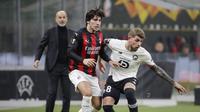 Gelandang AC Milan, Sandro Tonali berusaha merebut bola pemain Lille, Xeka pada pertandingan H Liga Europa di Stadion San Siro, di Milan, Italia, Kamis (5/11/2020). Lille menang telak atas AC Milan 3-0. (AP Photo/Luca Bruno)