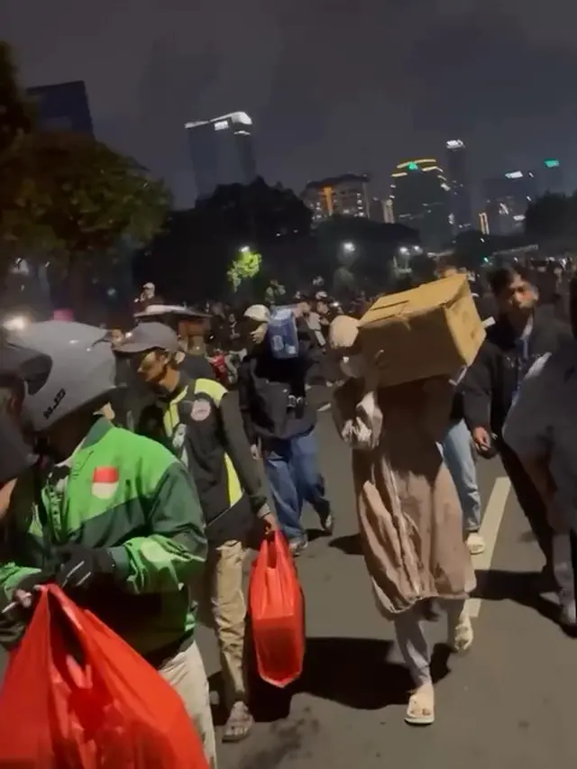 6 Potret Celine Evangelista Jadi Tim Medis ke Lokasi Demo, Bawa Bantuan untuk Massa
