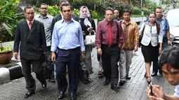 Sejumlah pengacara dari Advokat Peduli Kebangsaan mewakili Wapres Jusuf Kalla mendatangi Bareskrim Polri, Jakarta, Senin (29/5). Mereka melaporkan Silfester Matutina atas dugaan pencemaran nama baik dan fitnah terhadap JK. (Liputan6.com/Immanuel Antonius)