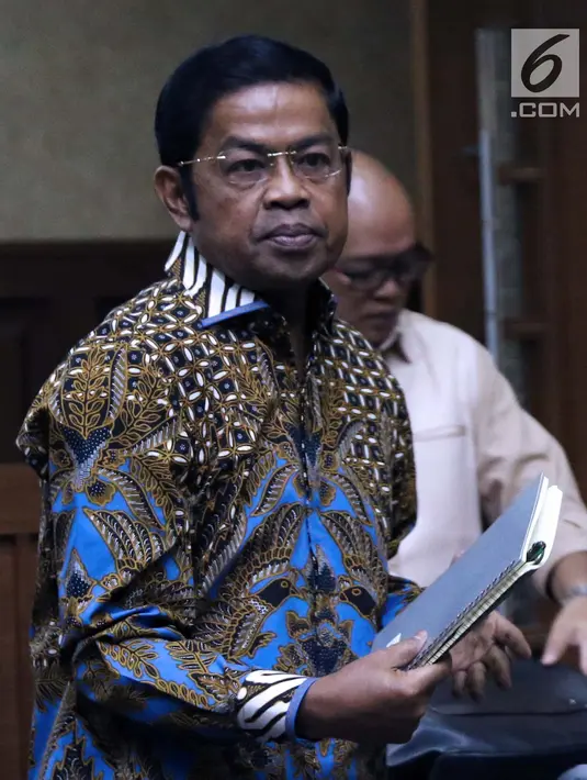 Terdakwa penerimaan suap terkait kerja sama pembangunan PLTU Riau-1, Idrus Marham usai menjalani sidang pembacaan tuntutan di Pengadilan Tipikor, Jakarta, Kamis (21/3). Idrus Marham dituntut hukuman 5 tahun penjara. (Liputan6com/Helmi Fithriansyah)